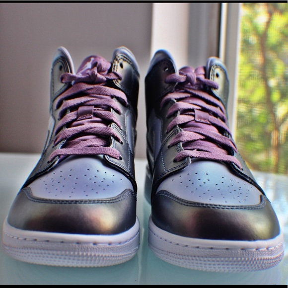 New Women’s Air Jordan 1 Retro ‘Metallic Purple’ - Picture 4 of 8